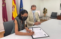 La consejera Valle Miguélez, firma el documento de colaboración, junto con el presidente de Timur, Juan Celdrán.