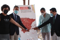 El consejero, el alcalde de San Javier, la alcaldesa de Puerto Lumbreras y el director de Unipublic, señalan la Región de Murcia en el cartel promocional de La Vuelta