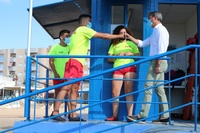 El consejero de Presidencia, Turismo y Deportes, Marcos Ortuño, saludó a los miembros del servicio de socorrismo en la Playa de la Isla, en Mazar...