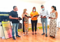 La vicepresidenta y consejera, Isabel Franco, y la alcaldesa de San Pedro del Pinatar, Visitación Martínez, en la presentación de la Guía para la prevención del ciberacoso en jóvenes