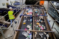 Imagen del proceso de separado de residuos en una planta de reciclaje de la Región de Murcia