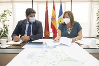 López Miras mantuvo un encuentro con la alcaldesa de San Pedro del Pinatar y con la Cofradía de Pescadores del municipio (2)
