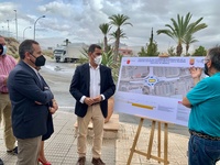 El consejero José Ramón Díez de Revenga y el alcalde Jose Antonio Blasco en la presentación del proyecto de la nueva rotonda de acceso al polígono...