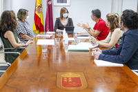 Isabel Franco mantiene un encuentro con los responsables del Colegio Oficial de Trabajo Social de la Región