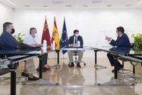 El presidente de la Comunidad, Fernando López Miras, se reúne con el portavoz de la Plataforma en Defensa del Ferrocarril de la Región de Murcia,...