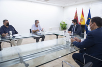 El presidente de la Comunidad, Fernando López Miras, se reúne con el portavoz de la Plataforma en Defensa del Ferrocarril de la Región de Murcia, Antonio del Campo (2)