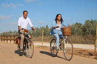 El consejero de Presidencia, Turismo y Deportes, Marcos Ortuño, y la alcaldesa de Yecla, Remedios Lajara, recorren en bicicleta la Vía Verde del ...