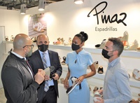 La consejera Valle Miguélez visitó a empresas de calzado de la Región en la Feria Internacional de Calzado de Milán