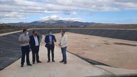 El consejero Antonio Luengo (2d) y el alcalde de Totana (1d), durante la visita al nuevo tanque de tormentas construido por la Comunidad Autónoma.