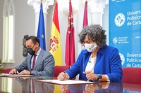 Momento de la firma del convenio entre el consejero Antonio Sánchez Lorente y la rectora de la Universidad Politécnica de Cartagena, Beatriz Migu...