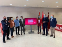 El consejero de Salud agradece a los profesionales la labor de vacunación que han realizado en el estadio Nueva Condomina