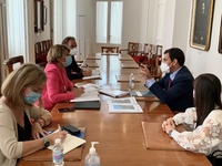 El consejero José Ramón Díez de Revenga y la alcaldesa Noelia Arroyo durante la reunión en la que han analizado con sus equipos las novedades de la nueva concesión de transporte público del área metropolitana de Cartagena