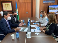 El consejero José Ramón Díez de Revenga y la alcaldesa Visitación Martínez durante la reunión mantenida esta mañana en la que han analizado el proyecto regional de renaturalización del humedal de El Carmolí