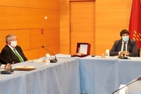 El jefe del Ejecutivo regional, Fernando López Miras, se reúne con el Consejo de Administración de Estrella de Levante 2