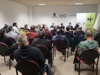 El director del Instituto de Fomento, Joaquín Gómez, se reunió con los representantes de la Asociación de Industrias del Calzado y la Alpargata del...