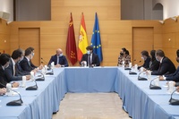 El jefe del Ejecutivo regional, Fernando López Miras, recibe al presidente de la Confederación Española de Asociaciones de Jóvenes Empresarios (CEAJE), Fermín Albaladejo, y a su junta directiva (3)