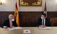 El consejero Antonio Luengo durante la firma del convenio con el presidente de la Real Academia de Ingeniería de España, Antonio Colino