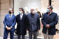 El director general de Economía Social y Trabajo Autónomo, Antonio Pasqual del Riquelme, visitó la tienda Moda Re- de Cáritas, en Murcia