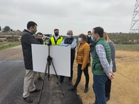 El director general del Agua, durante su visita a las obras que la Comunidad lleva a cabo en un camino del término municipal de Mazarrón