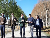 De izquierda a derecha, el director del Itrem, el alcalde de Caravaca de la Cruz, el consejero de Presidencia, Turismo y Deportes, el concejal de Turismo de Caravaca de la Cruz y el responsable de la red de vías verdes de la Región.