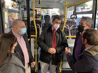El consejero José Ramón Díez de Revenga, el alcalde Joaquín Buendía, la directora Marina Munuera y responsables de las empresas concesionaria y la distribuidora de autobuses en la presentación de la prueba piloto del primer vehículo cien por cien eléctrico y libre de emisiones del sistema Movibus