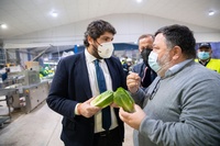 López Miras mostró su apoyo al sector agroalimentario durante su visita a la cooperativa agrícola Levante Sur