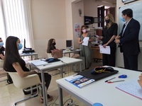 Imagen de la visita de la directora general del Servicio Regional de Empleo y Formación, Marisa López, a un curso para desempleados en Albudeite