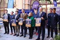 El consejero de Presidencia, Turismo, Cultura y Deportes, Marcos Ortuño, y la rectora de la Universidad Católica San Antonio de Murcia, Josefina García Lozano, junto al director general de Deportes, Francisco Javier Sánchez, y estudiantes que participarán en los campeonatos universitarios