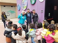 El director general del Instituto de las Industrias Culturales y las Artes, Manuel Cebrián, junto a la presidenta de la Fundación Pupaclown, María José Astillero, saludan a los niños que se encuentran de visita en el centro.