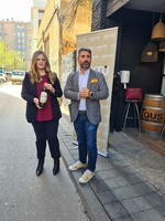 La directora general de Consumo y Artesanía, Sonia Moreno, y el presidente de HoyTú, Jesús Jiménez, presentaron la campaña 'Recicla con la hostel...