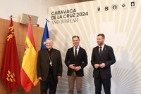El consejero de Presidencia, Turismo, Cultura y Deportes, Marcos Ortuño, junto con el alcalde de Caravaca de la Cruz, José Francisco García, y el...