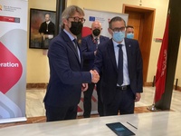 El consejero de Economía, Hacienda y Administración Digital, Luis Alberto Marín, y el rector de la Universidad de Murcia, José Luján, se saludan tras la firma del convenio por el que las dos instituciones colaborarán en la dinamización de los proyectos Next
