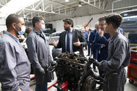 López Miras, durante su visita a los talleres de automoción de la Federación Regional de Empresarios del Metal de Murcia (FREMM)