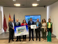 El consejero y representantes de la Organización Nacional de Ciegos de España, durante el acto de presentación del cupón