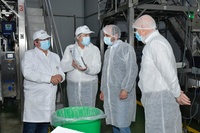 El director del Instituto de Fomento, Joaquín Gómez, durante su visita a la empresa Rubio Snacks