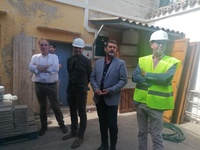 El director general del Medio Natural (2d), durante su visita a la antigua casa forestal de Las Alquerías