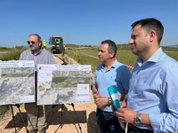 El director general del Agua, José Sandoval, y el alcalde Abanilla, José Antonio Blasco, durante su visita a las obras en la red de agua potable