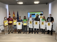 El consejero Antonio Luengo, durante la presentación de la campaña Territorio Tortuga 2022, acompañado por representantes de la red de voluntario...