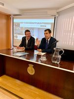 El consejero de Fomento e Infraestructuras, José Ramón Díez de Revenga, y el presidente del Colegio Oficial de Gestores Administrativos de la Región...