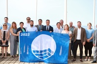 El consejero de Presidencia, Turismo, Cultura y Deportes, Marcos Ortuño, junto a representantes de los municipios cuyas playas y puertos han obtenido Banderas Azules
