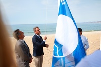 El consejero de Presidencia, Turismo, Cultura y Deportes, Marcos Ortuño, iza la Bandera Azul en la playa  El Castellar de Mazarrón