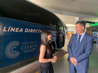 La directora general de Movilidad y Litoral, Marina Munuera, durante la presentación del nuevo servicio de autobús directo entre el Aeropuerto Juan de la Cierva y las estaciones de autobuses de Murcia y Cartagena