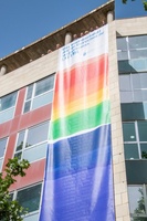 La bandera arcoíris ondea en la fachada de la Consejería de Lesbianas, Gais, Transexuales, Bisexuales e Intersexuales por los derechos del colectivo