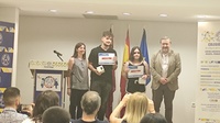 Entrega del segundo premio del Concurso Nacional de Infografía a dos estudiantes del Colegio Herma