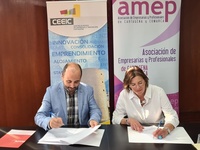 El director del INFO, Joaquín Gómez, y al presidenta de AMEP, Nuria Castillo, en la firma del acuerdo de colaboración