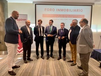 El consejero de Fomento e Infraestructuras, José Ramón Díez de Revenga, junto con el presidente de Apirm, José Ramón Blázquez, y los ponentes del...