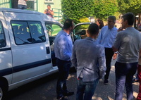 El consejero de Economía, Hacienda y Administración Digital, Luis Alberto Marín, hace entrega de la furgoneta a los responsables de la Asociación...