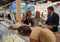 El consejero Antonio Luengo, durante su visita a los productores de la Región de Murcia presentes en la feria Biofach