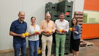 El consejero Antonio Luengo junto a importadores murcianos con producto expuesto en mercados alemanes.