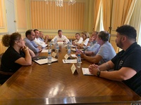 El consejero, durante la reunión celebrada en Cartagena con los representantes de las cofradías de pescadores de la Región